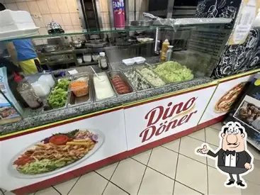 Dino-Döner-Theke mit frischen Salatzutaten